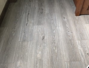 Sàn gỗ Charm Wood Black D51 tông xám Tây